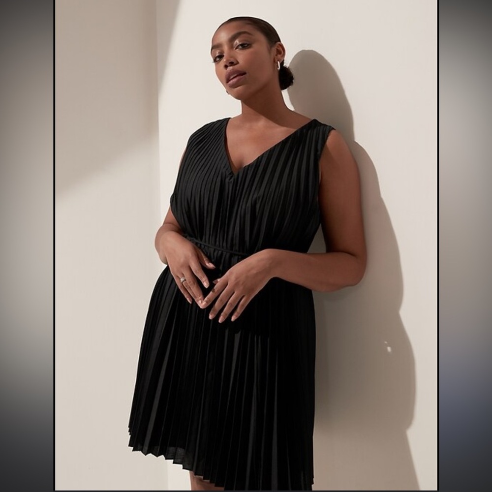 EUC Size CL Banana Republic Pleated Poplin Mini Dress in Black
